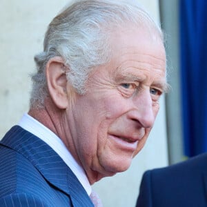 A savoir donc le roi Charles.
Le roi Charles III d'Angleterre - Le président de la République et sa femme raccompagnent le roi Charles III d'Angleterre et Camilla Parker Bowles, reine consort d'Angleterre, au palais de L'Elysée à Paris, France, le 21 septembre 2023, avant de partir pour Bordeaux, où le couple royal britannique poursuivra sa visite d'État de trois jours en France. © Jacovides / Moreau / Bestimage 