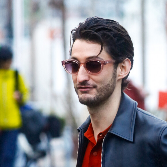Pour souffler sur ses nombreuses bougies, le talentueux comédien est sans doute entouré de sa compagne Natasha Andrews et de leurs deux filles Lola et Billie.
Pierre Niney - Défilé Lacoste mode femme automne-hiver 2024-2025 au stade Roland-Garros lors de la Fashion Week de Paris (PFW), à Paris, le 5 mars 2024. © Christophe Clovis/Bestimage