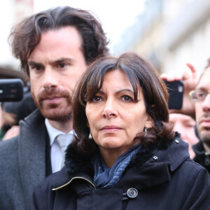 Mathias Vicherat (Directeur de Cabinet de la maire de Paris et compagnon de Marie Drucker) et Anne Hidalgo rendent hommage aux victimes des attentats terroristes à Paris le 14 novembre 2015.