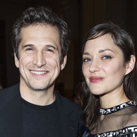 "Je trouve que, souvent, on prend des piliers plus âgés qui vous tiennent. Moi j'ai l'impression que c'est très intéressant aussi de tenir avec le regard de gens plus jeunes".
Guillaume Canet et sa compagne Marion Cotillard - Intérieur du dîner Chanel des révélations César 2020 au Petit Palais à Paris, le 13 janvier 2020. © Olivier Borde/Bestimage