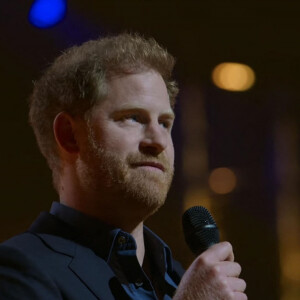 William a quitté la scène à 20 h 15, juste avant que son frère ne prenne la parole pour récompenser les lauréats Diana Legacy Awards.
Los Angeles - Le prince Harry révèle ce que son fils Archie veut être quand il sera grand en prononçant un discours inspirant devant les athlètes dans le nouveau documentaire Netflix Heart of Invictus.