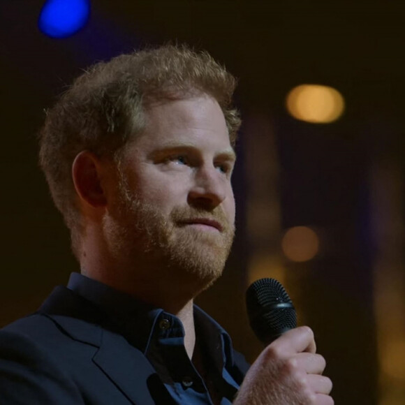 William a quitté la scène à 20 h 15, juste avant que son frère ne prenne la parole pour récompenser les lauréats Diana Legacy Awards.
Los Angeles - Le prince Harry révèle ce que son fils Archie veut être quand il sera grand en prononçant un discours inspirant devant les athlètes dans le nouveau documentaire Netflix Heart of Invictus.