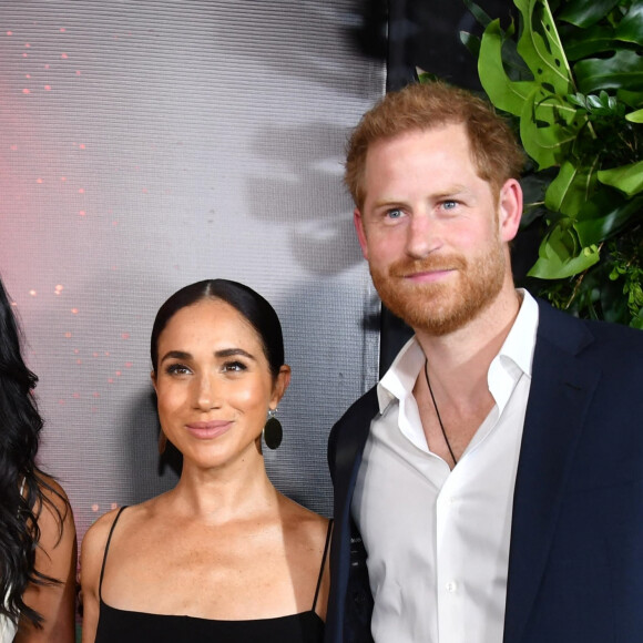 Dans son discours, le prince Harry à remercier les lauréats de poursuivre l'héritage de sa mère.
Le prince Harry et son épouse Meghan Markle ont fait une apparition surprise lors de la première mondiale de Bob Marley : One Love le mardi 23 janvier 2024.