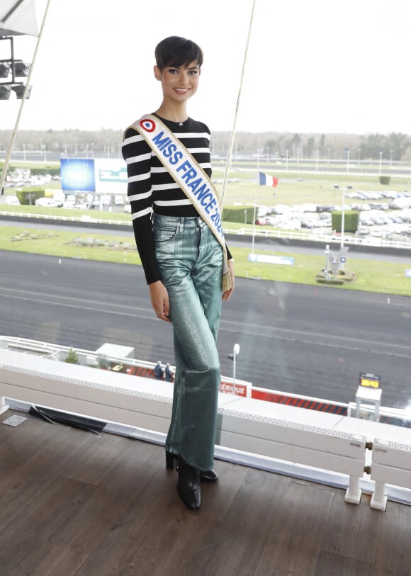 Elle envisageait même de devenir statisticienne.
Eve Gilles (Miss France 2024) - Prix de France Speed Race 2024 à l'Hippodrome de Vincennes le 11 février 2024. © Marc Ausset-Lacroix/Bestimage