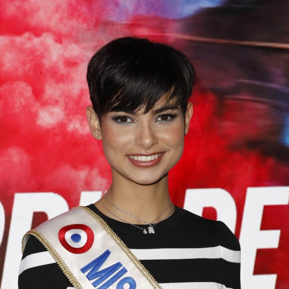 Car il faut rappeler qu'elle était étudiante en deuxième année licence MIASHS (Mathématiques et Informatique Appliquées aux Sciences Humaines et sociales) avant d'être couronnée.
Eve Gilles (Miss France 2024) - Prix de France Speed Race 2024 à l'Hippodrome de Vincennes le 11 février 2024. © Marc Ausset-Lacroix/Bestimage