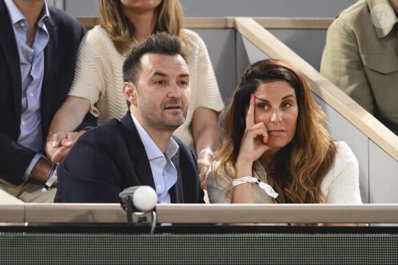 Cyril Lignac et sa compagne Déborah - Les célébrités dans les tribunes lors des Internationaux de France de Tennis de Roland Garros 2023 le 7 juin 2023.  