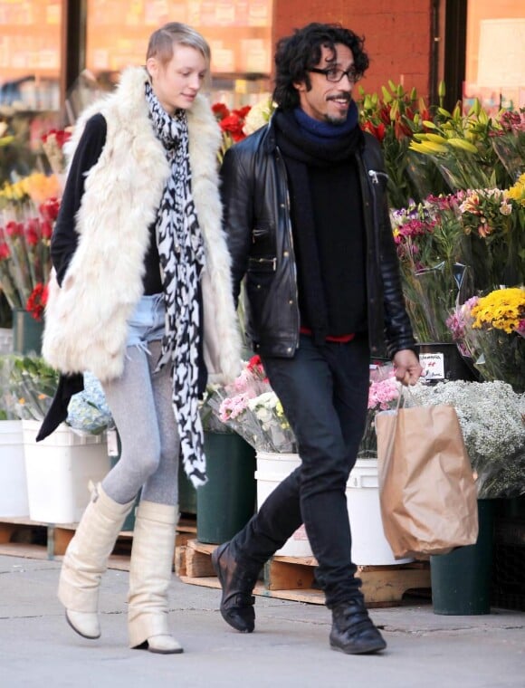 Carlos Leon et sa girlfriend s'offrent une pause déjeuner, mardi 16 mars, au Cafe Gitane, à New York.