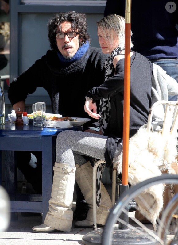 Carlos Leon et sa girlfriend s'offrent une pause déjeuner, mardi 16 mars, au Cafe Gitane, à New York.