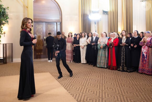 La reine Rania de Jordanie honorée de l'Ordre du Grand Cordon orné des bijoux d’Al Nahda par son mari le roi Abdallah II de Jordanie à l'occasion de la Journée des Droits des femmes à Amman.