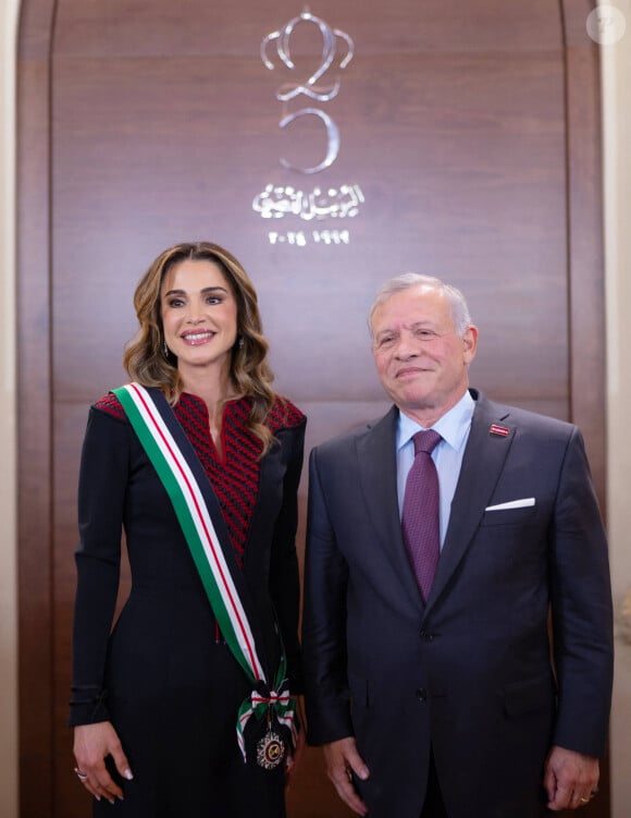 La reine a reçu l'ordre de la renaissance, qui est le grade le plus élevé du royaume de la Jordanie. 
La reine Rania de Jordanie honorée de l'Ordre du Grand Cordon orné des bijoux d’Al Nahda par son mari le roi Abdallah II de Jordanie à l'occasion de la Journée des Droits des femmes à Amman. 