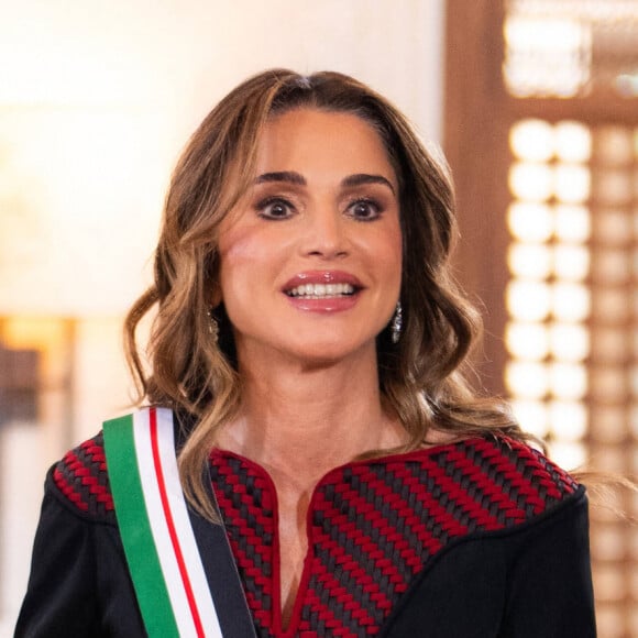 La reine Rania de Jordanie a reçu une noble distinction des mains de son mari, le roi Abdallah II.
La reine Rania de Jordanie honorée de l'Ordre du Grand Cordon orné des bijoux d’Al Nahda par son mari le roi Abdallah II de Jordanie à l'occasion de la Journée des Droits des femmes à Amman. 