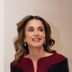 Une manière de sceller leur amour, après plus de 30 ans de mariage.
La reine Rania de Jordanie honorée de l'Ordre du Grand Cordon orné des bijoux d’Al Nahda par son mari le roi Abdallah II de Jordanie à l'occasion de la Journée des Droits des femmes à Amman. 