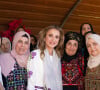 Lors de cette cérémonie, la reine Rania de Jordanie a également remercié les femmes pour leur soutien depuis le début de son règne.
La reine Rania de Jordanie en visite à La cuisine de Firyal Kofahi à Hawar, le 30 août 2023.