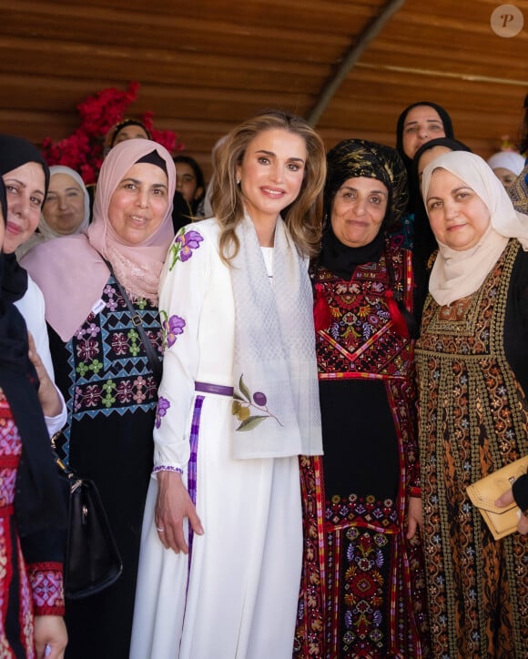 Lors de cette cérémonie, la reine Rania de Jordanie a également remercié les femmes pour leur soutien depuis le début de son règne.
La reine Rania de Jordanie en visite à La cuisine de Firyal Kofahi à Hawar, le 30 août 2023.