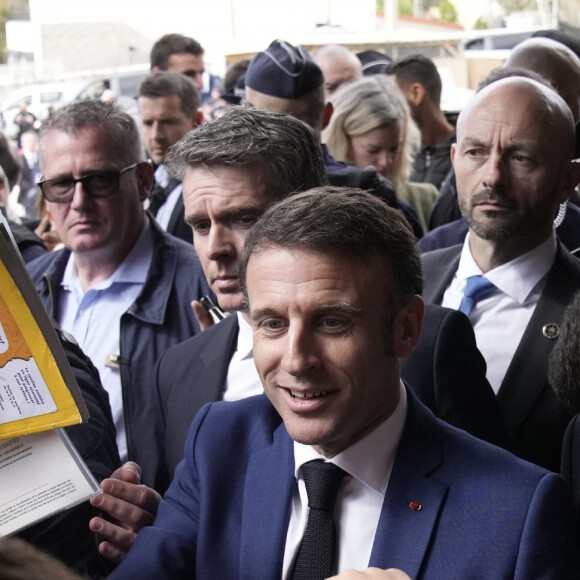 C'est la photographe officielle de la présidence de la République française, Soazig de La Moissonnière, qui a partagé les photos
 
Déplacement du président de la République française Emmanuel Macron à Marseille, à l'occasion d'une visite surprise auprès des agents de l'Etat qui conduisent depuis 24 heures la première opération "Place nette XXL", le 19 mars 2024. © Christophge Ena / Pool / Bestimage