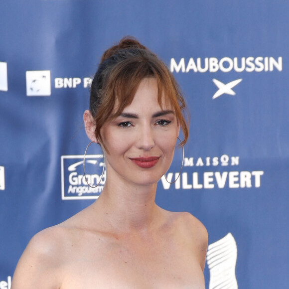 Elle, qui portait une jupe très évasée pour Gala, sait pourquoi on lui a choisi cette tenue  : "Sûrement pour cacher mes hanches"
Louise Bourgoin - Arrivées sur le tapis bleu de la 16ème édition du festival du film francophone de Angoulême le 24 août 2023. © Coadic Guirec / Bestimage 