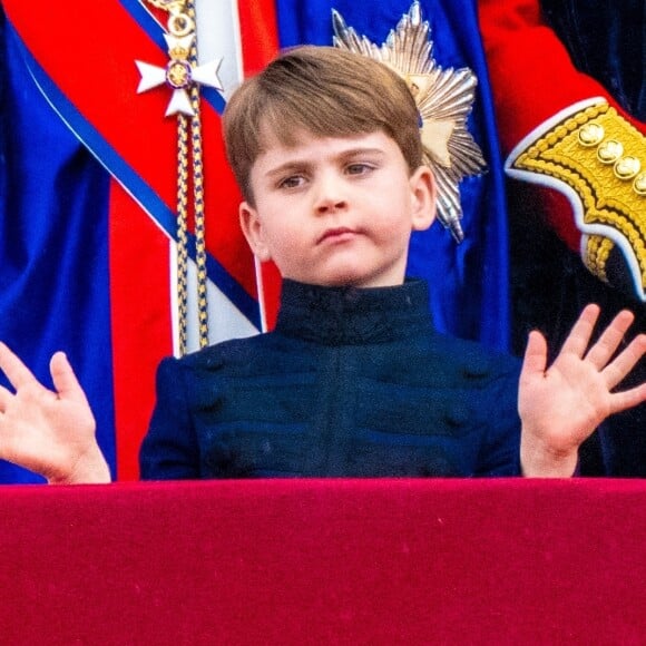 Louis de Galles serait "difficile". 
Le prince Louis de Galles - La famille royale britannique salue la foule sur le balcon du palais de Buckingham lors de la cérémonie de couronnement du roi d'Angleterre à Londres. 