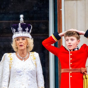 Le roi Charles III d'Angleterre, Camilla Parker Bowles, reine consort d'Angleterre et Louis Lopes - La famille royale britannique salue la foule sur le balcon du palais de Buckingham lors de la cérémonie de couronnement du roi d'Angleterre à Londres le 5 mai 2023. 