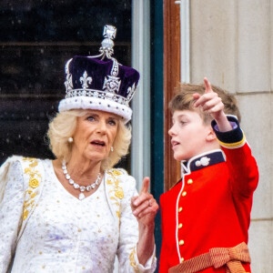 A moins qu'elle ne parle de Louis, le fils de sa fille ! 
Camilla Parker Bowles, reine consort d'Angleterre et Louis Lopes - La famille royale britannique salue la foule sur le balcon du palais de Buckingham lors de la cérémonie de couronnement du roi d'Angleterre à Londres le 5 mai 2023. 