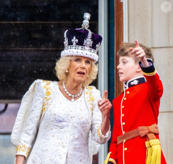 A moins qu'elle ne parle de Louis, le fils de sa fille ! 
Camilla Parker Bowles, reine consort d'Angleterre et Louis Lopes - La famille royale britannique salue la foule sur le balcon du palais de Buckingham lors de la cérémonie de couronnement du roi d'Angleterre à Londres le 5 mai 2023. 