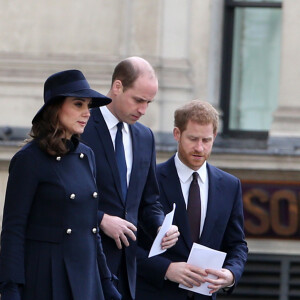 Ce n'est un secret pour personne, le prince William et le prince Harry sont en froid depuis pas mal de temps. 
Kate Middleton, le prince William et le prince Harry - La famille royale d'Angleterre lors de la messe commémorative en l'honneur des victimes de l'incendie de la Tour Grenfell le 14 juin 2017 à Londres.
