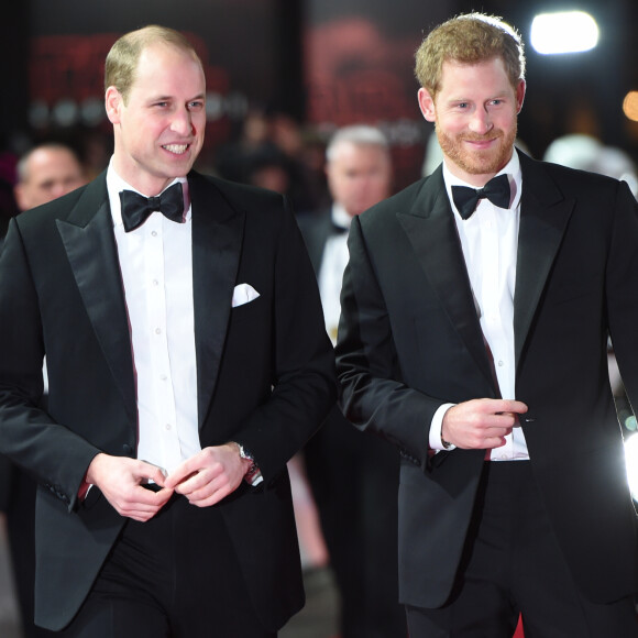 Le prince William, duc de Cambridge et le prince Harry lors de la premiere de "Star Wars, épisode VIII : Les Derniers Jedi" au Royal Albert Hall à Londres.