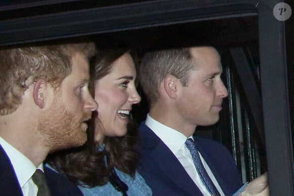 Le prince William, Kate Middleton et le prince Harry quittent le Palais de Buckingham en voiture après la réception "World mental health day" à Londres, le 10 octobre 2017. 
