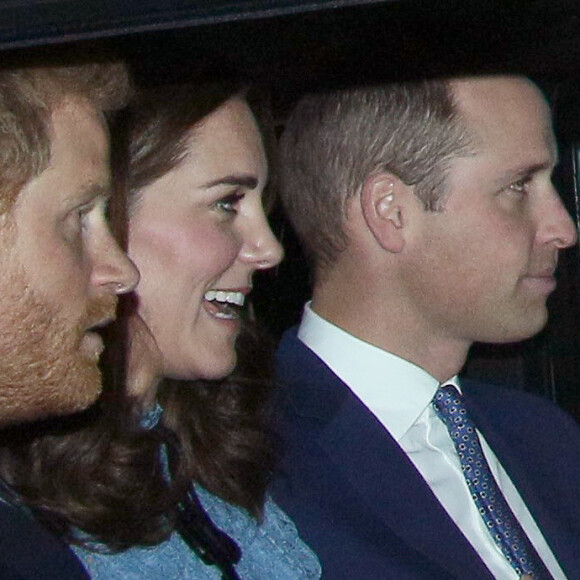 Le prince William, Kate Middleton et le prince Harry quittent le Palais de Buckingham en voiture après la réception "World mental health day" à Londres, le 10 octobre 2017. 