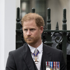 Le prince Harry - Sortie de la cérémonie de couronnement du roi d'Angleterre à l'abbaye de Westminster de Londres. Le 6 mai 2023.