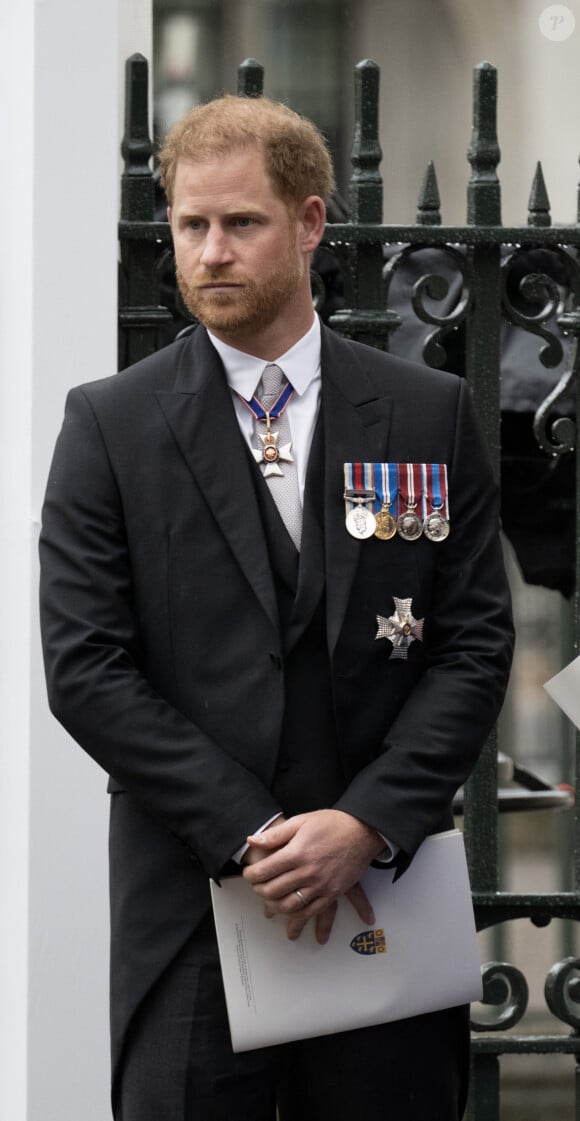 Le prince Harry - Sortie de la cérémonie de couronnement du roi d'Angleterre à l'abbaye de Westminster de Londres. Le 6 mai 2023.