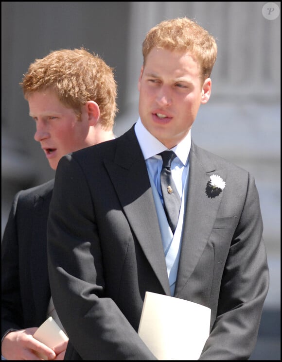 Il est extrêmement probable que le prince William et son frère le prince Harry soient invités.
Le prince William et le prince Harry à la sortie de la cathédrale Saint Paul - 80e anniversaire de la reine d'Angleterre.