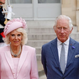 Camilla Parker Bowles, reine consort d'Angleterre, Le roi Charles III d'Angleterre - Le roi et la reine d'Angleterre reçus au palais de l'Elysée à Paris par Emmanuel Macron et sa femme Brigitte, à l'occasion de leur visite officielle de 3 jours en France. Le 20 septembre 2023 © Moreau-Jacovides / Bestimage  The King and Queen of England received at the Elysée Palace in Paris by Emmanuel Macron and his wife Brigitte, on the occasion of their official 3-day visit to France. On September 20, 2023 