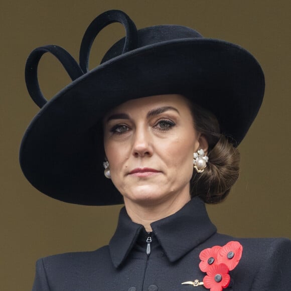 Depuis son opération à l'abdomen, Kate Middleton avait choisi de se murer dans le silence. 
Catherine Kate Middleton, princesse de Galles - La famille royale honore les disparus des deux guerres mondiales lors de la cérémonie Remembrance Sunday ( Dimanche du souvenir ) au Cénotaphe à Londres.