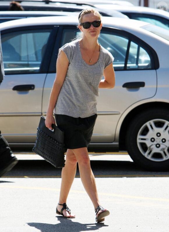 Reese Witherspoon, ce mardi 16 mars, se rendant dans un centre commercial de Brentwood (Californie).