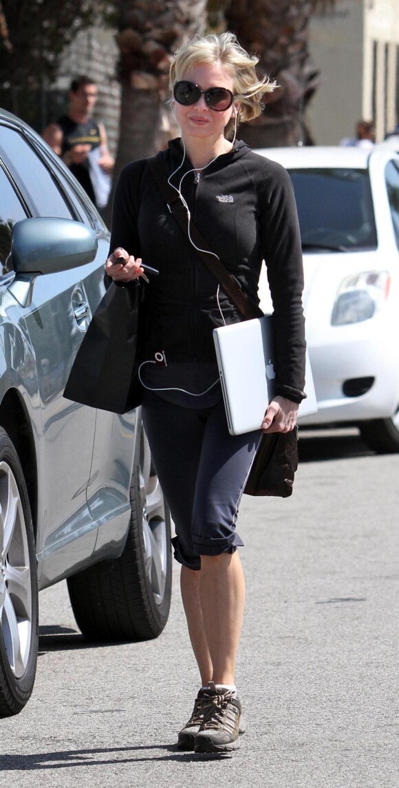Renée Zellweger se rend dans un restaurant de Venice (Californie), ordinateur portable sous le bras, samedi 13 mars.