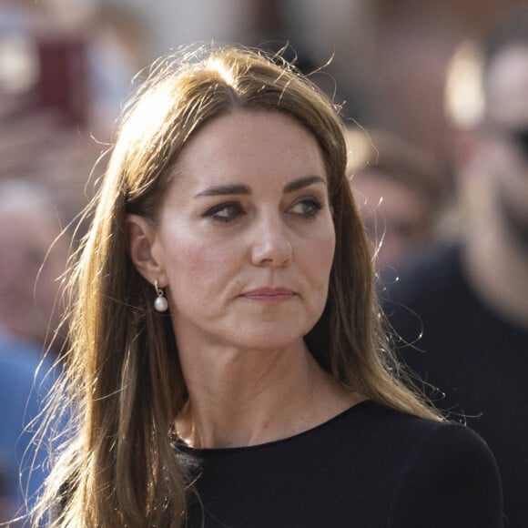 Il semblerait que ce ne soit pas la priorité de Kate Middleton
La princesse de Galles Kate Catherine Middleton à la rencontre de la foule devant le château de Windsor, suite au décès de la reine Elisabeth II d'Angleterre. Le 10 septembre 2022 