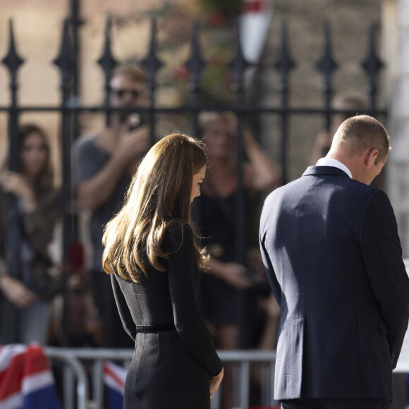 Le prince de Galles William, la princesse de Galles Kate Catherine Middleton à la rencontre de la foule devant le château de Windsor, suite au décès de la reine Elisabeth II d'Angleterre. Le 10 septembre 2022 