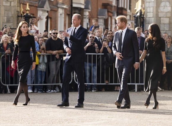 Le prince William et Kate Middleton vont-ils se réconcilier avec Harry après l'annonce du cancer de Kate Middleton ?
Le prince de Galles William, la princesse de Galles Kate Catherine Middleton, le prince Harry, duc de Sussex, Meghan Markle, duchesse de Sussex devant le château de Windsor, suite au décès de la reine Elisabeth II d'Angleterre.