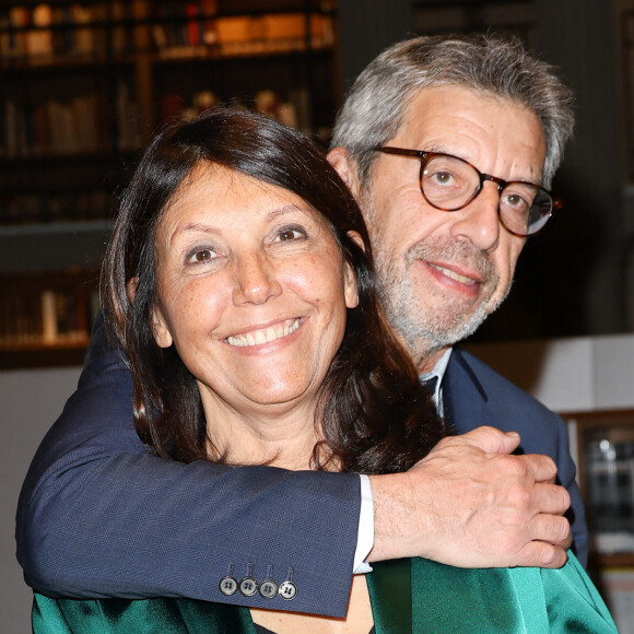 Le médecin le plus célèbre du PAF était d'ailleurs accompagné de son épouse Nathalie. Devant les photographes, les tourtereaux se sont affichés très complices.
Michel Cymes avec sa femme Nathalie - Dîner de Gala Moteur! à la Bibliothèque Nationale de France (BNF) à Paris le 25 mars 2024 © Guirec Coadic / Bestimage