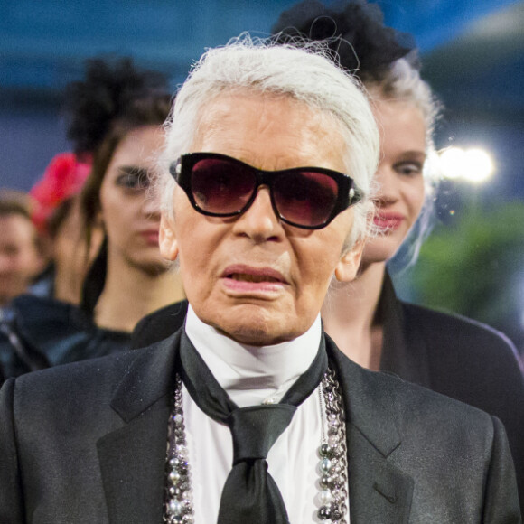 Le designer Karl Lagerfeld lors du défilé Chanel "Métiers d'Art 2016/2017" à l'hôtel Ritz à Paris le 6 décembre 2016. © Olivier Borde / Bestimage