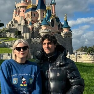 Grande habituée des lieux, elle a voulu profiter de cet instant de magie et d'innocence avec son compagnon, Florian Rossi.
Louane et son compagnon Florian Rossi à Disneyland Paris. Le 25 mars 2024.