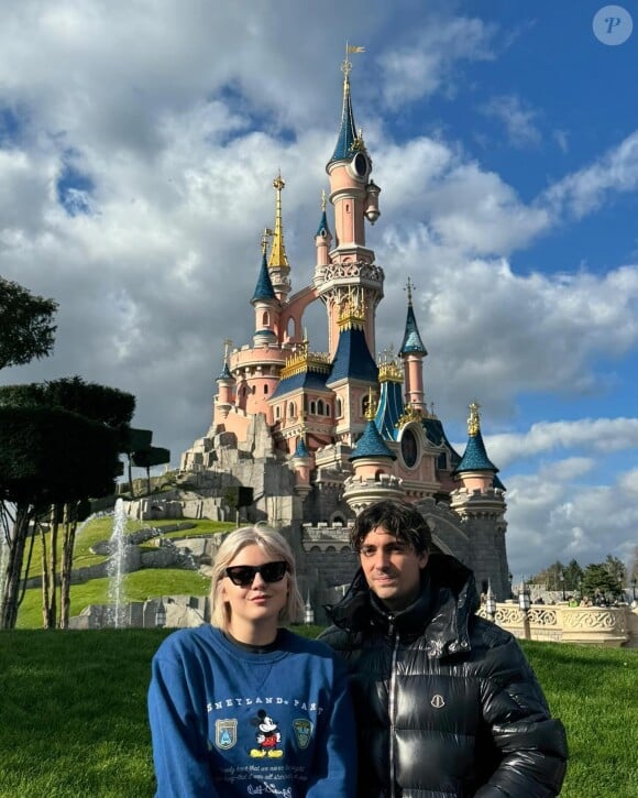 Grande habituée des lieux, elle a voulu profiter de cet instant de magie et d'innocence avec son compagnon, Florian Rossi.
Louane et son compagnon Florian Rossi à Disneyland Paris. Le 25 mars 2024.