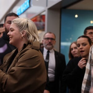 Ce dernier avait accepté de se joindre à cette journée de folie sans comprendre à quel point elle allait être mouvementée.
La chanteuse Louane Emera, invitée de la radio NRJ, au centre commercial Aushopping à Bordeaux-Lac. Le 6 mars 2024 © Jean-Marc Lhomer / Bestimage