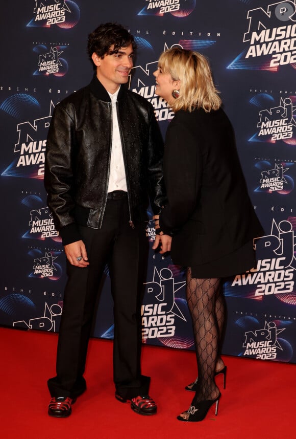 Florian Rossi et sa compagne Louane - 5e cérémonie des "NRJ Music Awards (NMA)" au palais des Festivals et des Congrès de Cannes, le 10 novembre 2023. © Dominique Jacovides/Bestimage
