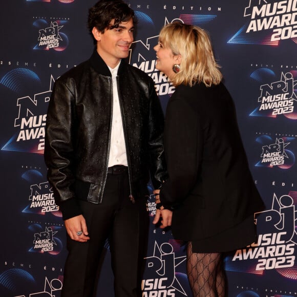 Florian Rossi et sa compagne Louane - 5e cérémonie des "NRJ Music Awards (NMA)" au palais des Festivals et des Congrès de Cannes, le 10 novembre 2023. © Dominique Jacovides/Bestimage