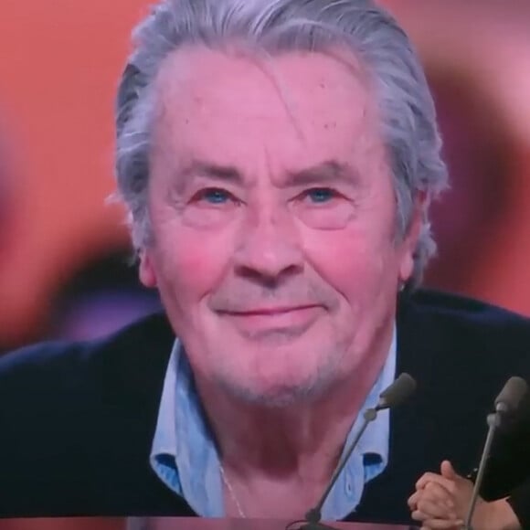 Captures d'écran d'Anouchka Delon qui a pris la parole face aux dernières accusations de son frère, Anthony sur le plateau du JT de Audrey Crespo-Mara sur TF1 le 7 janvier 2023.