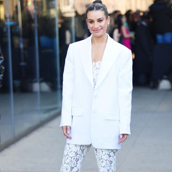C'est sur Instagram que l'actrice de 37 ans a dévoilé la nouvelle en publiant des clichés de son ventre rebondi 
Lea Michele arrive au défilé de mode prêt-à-porter automne-hiver 2023/2024 "Michael Kors" lors de la fashion week de New York le 15 février 2023. 