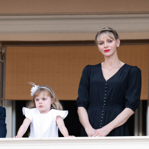 Le 23 juin 2020, au balcon du Palais avec sa fille Gabriella, lors de la fête de la Saint-Jean, Charlène porte une tresse couronne avec une frange Bardot. Photo by David Niviere ABACAPRESS.COM