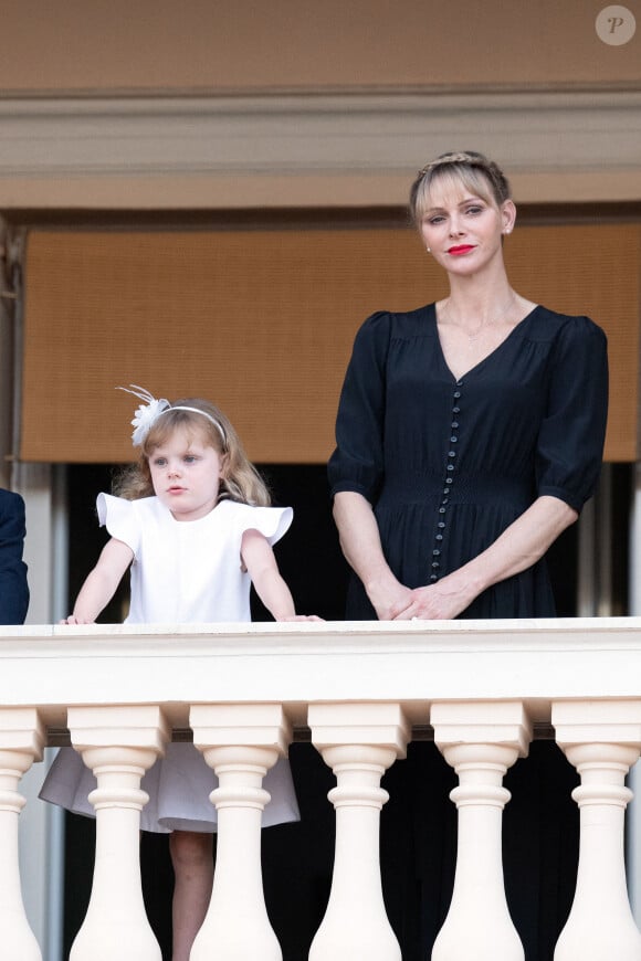 Le 23 juin 2020, au balcon du Palais avec sa fille Gabriella, lors de la fête de la Saint-Jean, Charlène porte une tresse couronne avec une frange Bardot. Photo by David Niviere ABACAPRESS.COM