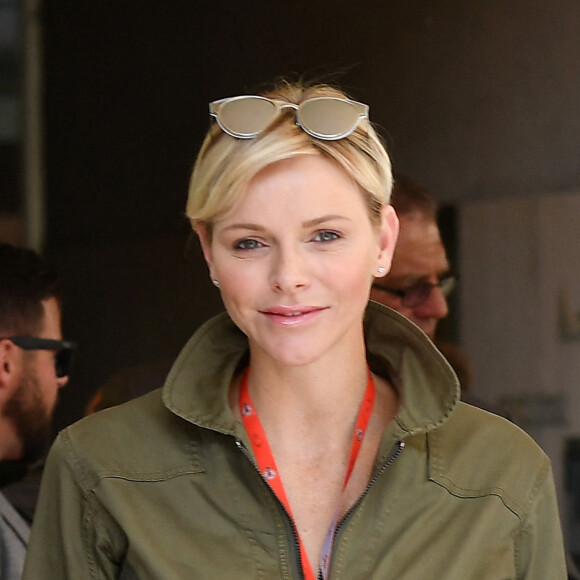 Coupe bixie décontractée, lunettes en guise de serre-tête, Charlène assiste au Grand Prix de Monaco le 26 mai 2018. Photo by Laurent Zabulon/ABACAPRESS.COM